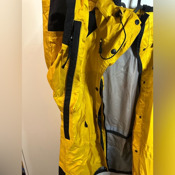 VINTAGE WOMENS MOUNTAIN HARDWEAR JACKET - Picture 5 of 9